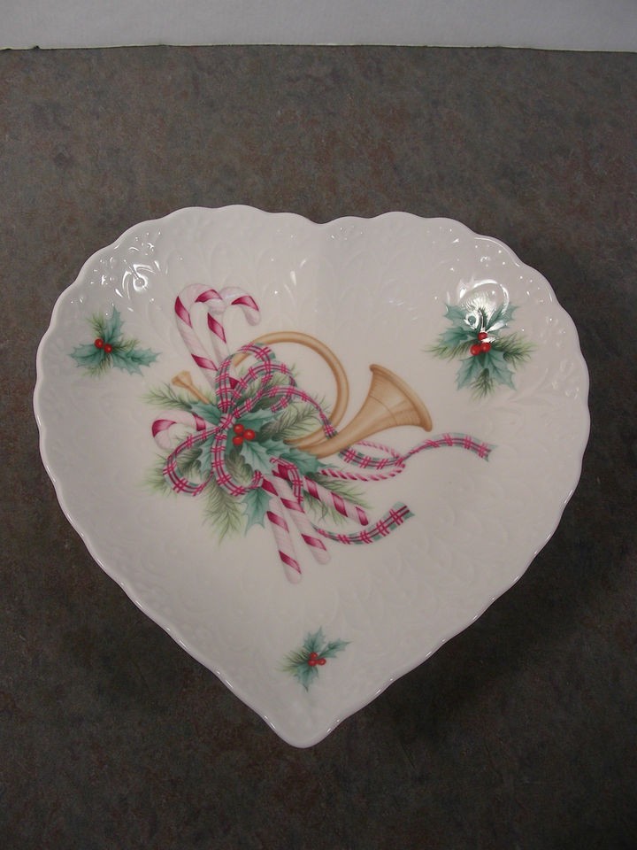   MIKASA Christmas Heart Dish NOEL #B2101 NARUMI JAPAN French Horn Holly