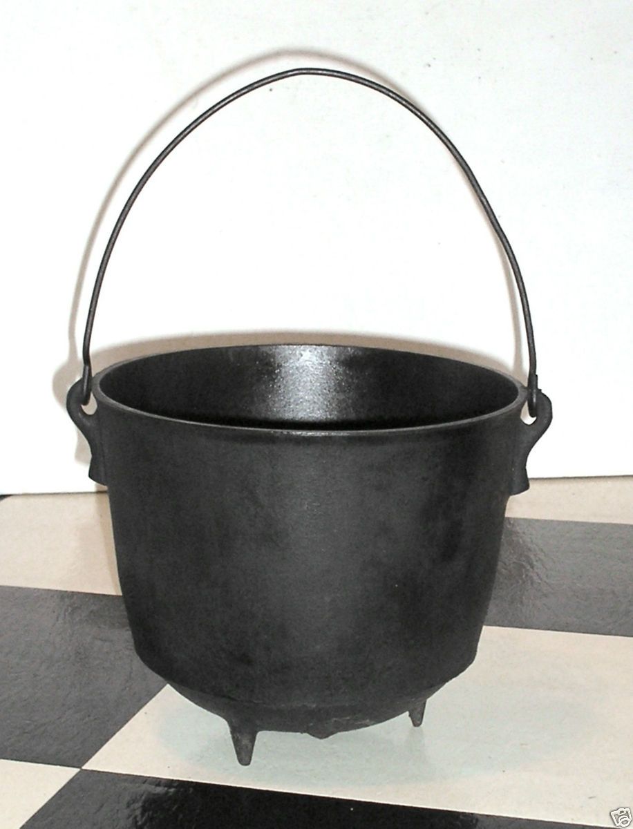 Antique 7 Black Cast Iron Kettle Bean Pot w Handle and Gate Mark 9 1 2 