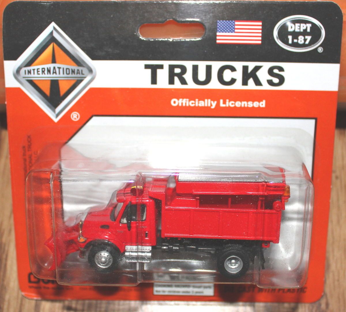 Boley   187 / HO   International Trucks   Red Sand / Salt Truck with 