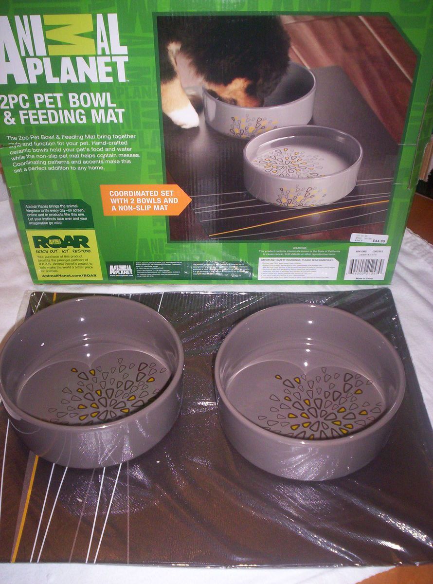 New in Box Animal Planet Dog 2 PC Pet Bowl Feeding Mat