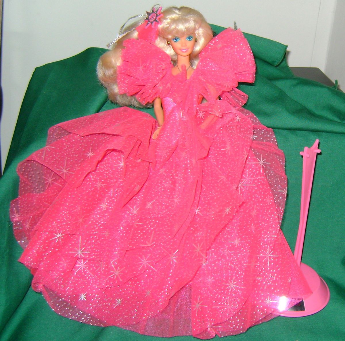 1990 Happy Holiday Barbie Doll Gorgeous Gown Bargain