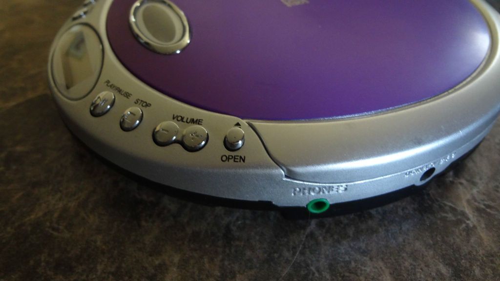 Durabrand Personal Travel CD Player Model CD 566 Purple CD566 Offered